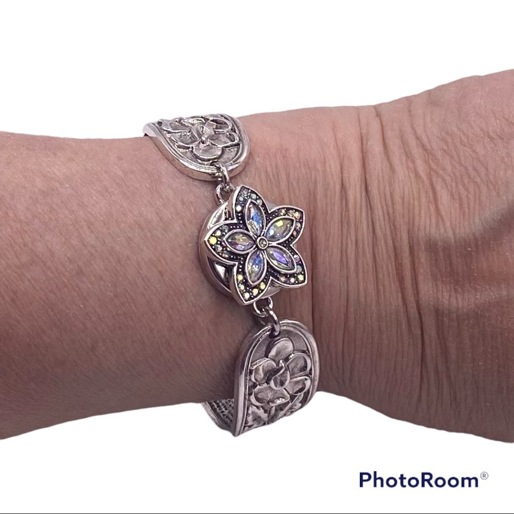 Snap Jewelry Spoon Bracelet with 18mm Iridescent Flower Snap! Size: Medium NWT
